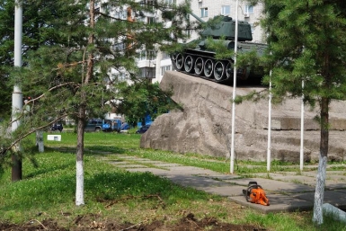Работники &quotДальэнергомаш&quot очистили площадку около танка Т-34 в Хабаровске Пресс-служба ПАО &quotДальэнергомаш&quot
